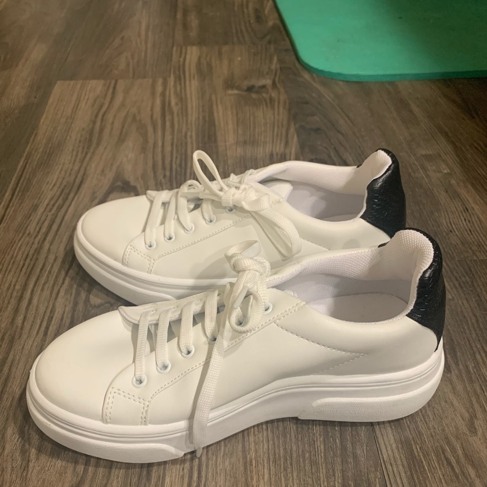 NWT Topshop Canada White Platform Sneaker Size 6